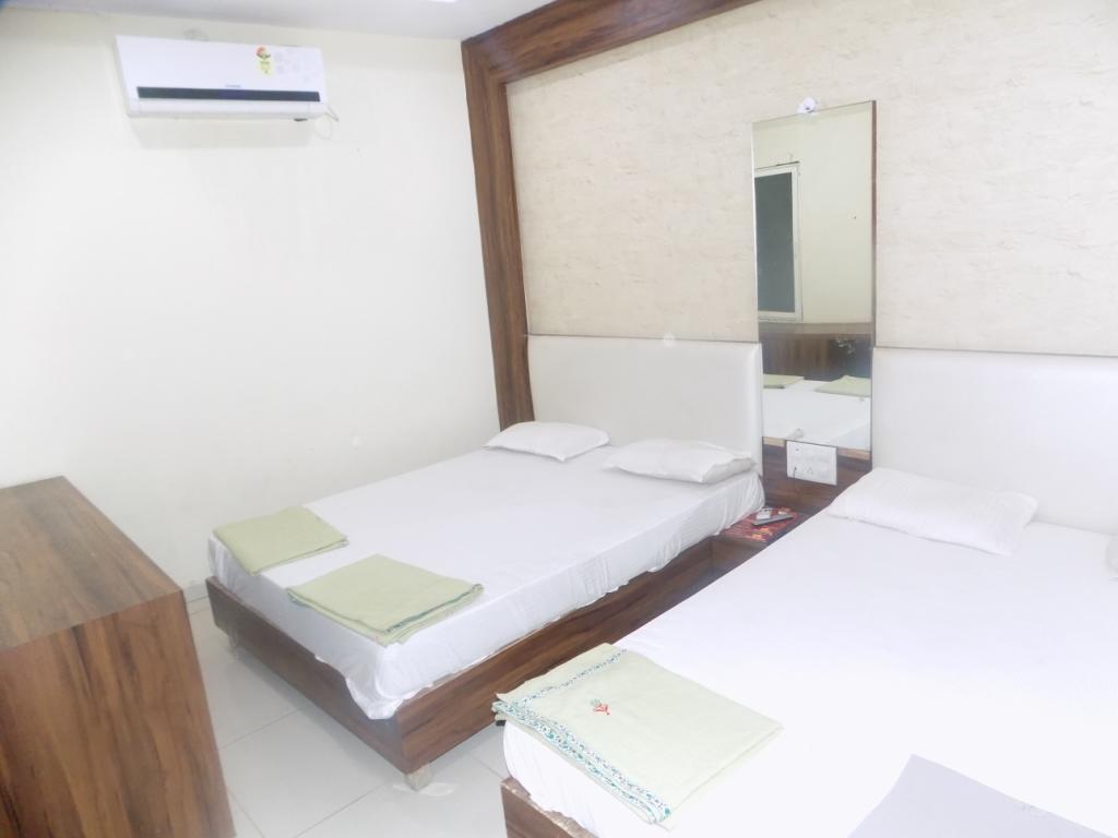 Hotel Tathastu 乌贾因 外观 照片