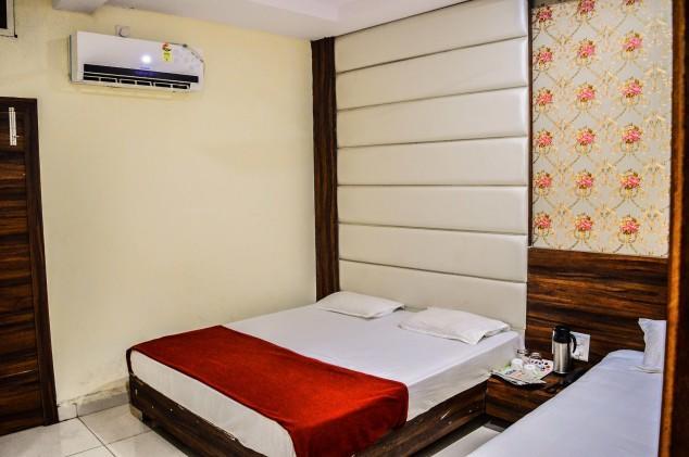 Hotel Tathastu 乌贾因 外观 照片